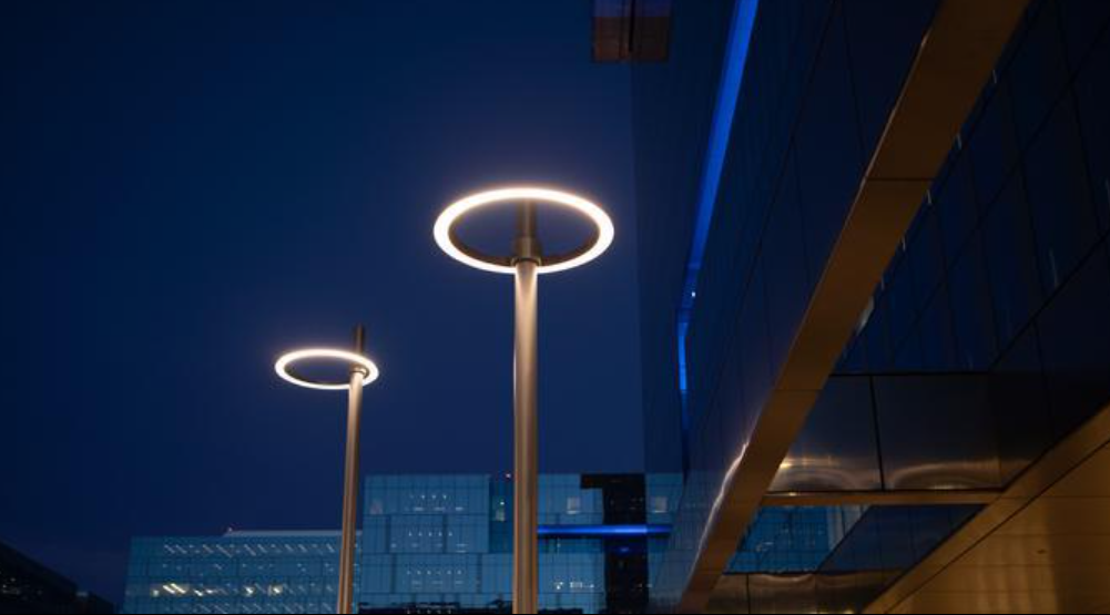 Son şirket blogları hakkında AG033 LED Bahçe Işığı, Modern Tasarımı ve Enerji Verimliliğini Kentsel Alanlara Getiriyor