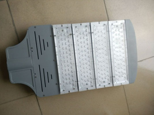 Yüksek Parlaklık IP66 Üçlü Cree LED Sokak Işığı 110W 120W 10KV 20KV Aşınma Koruması ile Modern LED Sokak Işıkları